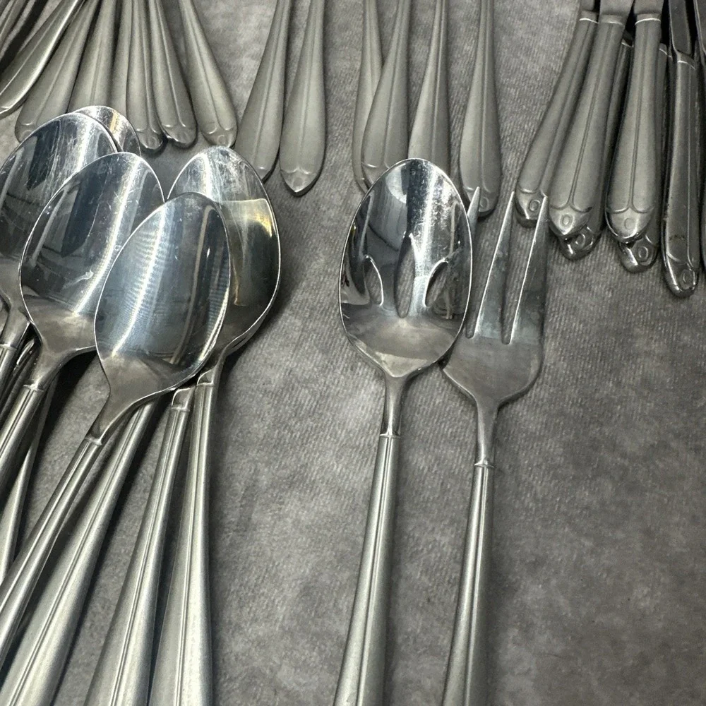 Oneida Pasadena Flatware 43 Piece Set Forks Spoons Serving Knife